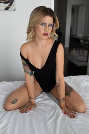 Caressarenoir profile