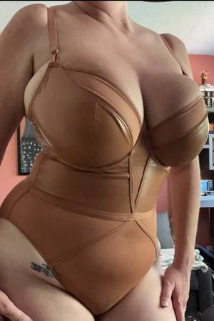 Charlottecurves profile