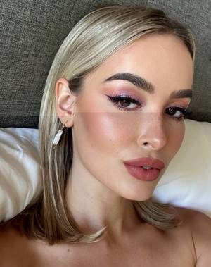 ⭐️ Elena Kamperi profile