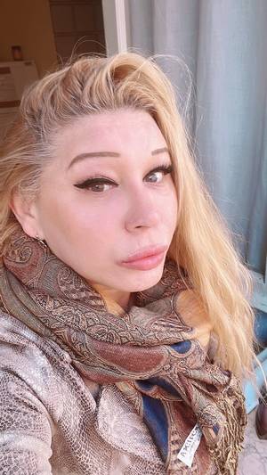 Melissa Barton profile