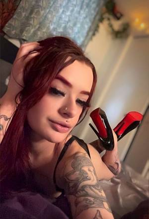 Petitenpierced profile